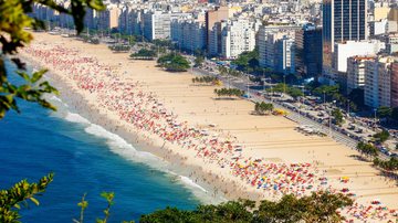 houve um aumento de 40% nas buscas por passagens de foliões de fora do Brasil para destinos como Rio de Janeiro - Envato