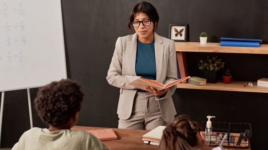 MP assinada por Lula prevê mecanismos para a concessão de reajustes aos professores da rede pública - Envato