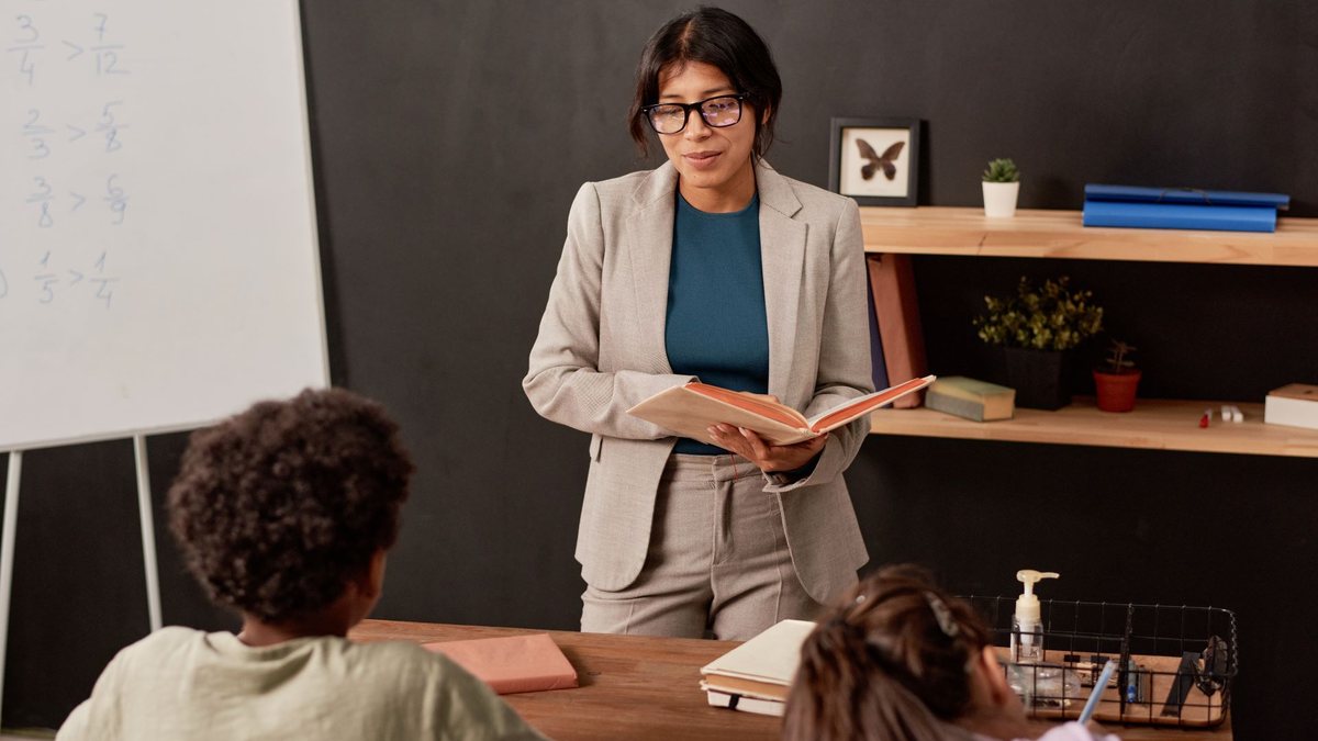 MP assinada por Lula prevê mecanismos para a concessão de reajustes aos professores da rede pública - Envato