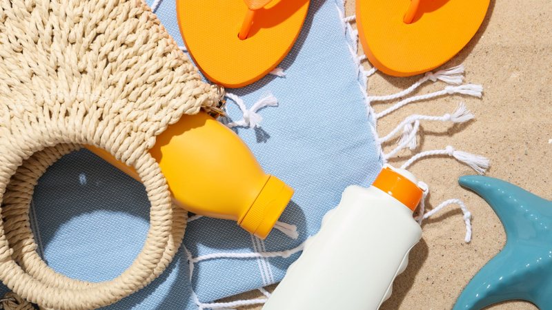 O protetor solar não deve só ser usado na praia, em dias de sol forte ou ao ar livre, é importante proteção diária - Envato