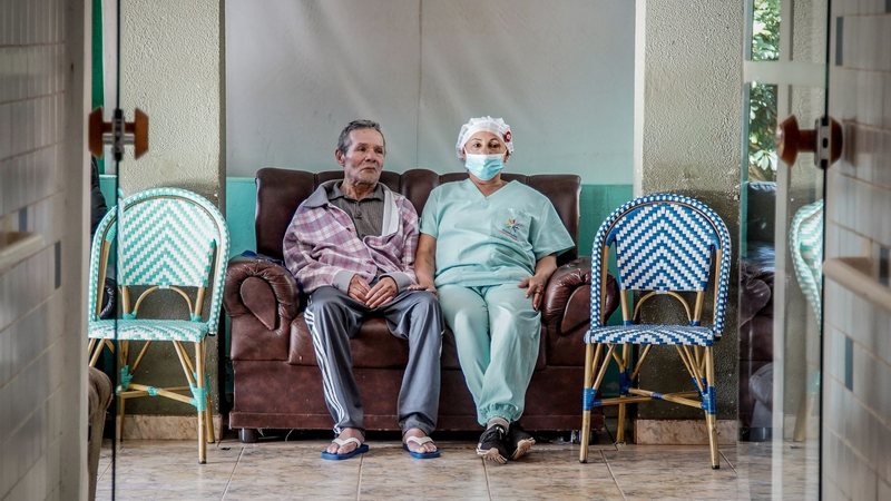 Burnout também atinge cuidadores de pessoas idosas, tanto profissionais quanto familiares - Rafa Neddermeyer/Agência Brasil