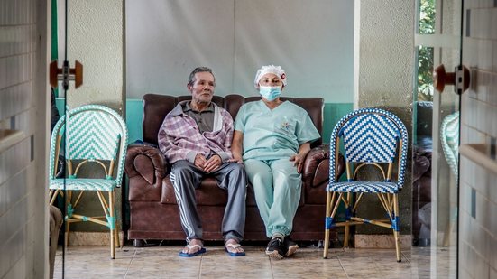 Burnout também atinge cuidadores de pessoas idosas, tanto profissionais quanto familiares - Rafa Neddermeyer/Agência Brasil