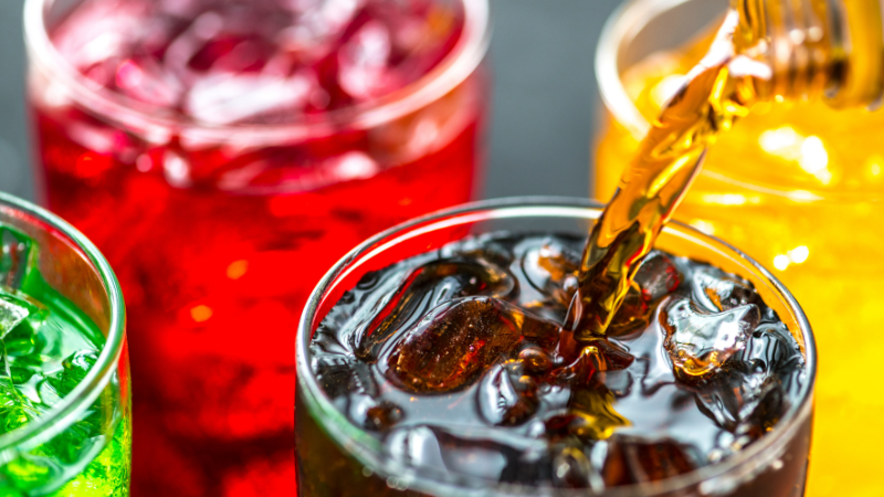 Brasil faz parte de grupo de cinco países que aplicam impostos seletivos sobre a água gaseificada sem açúcar - Envato