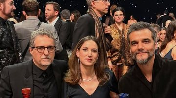 O diretor Kleber Mendonça Filho ao lado de Wagner Moura e a produtora Emilie Lesclaux, na cerimônia do Critics Choice Awards - Reprodução Instagram
