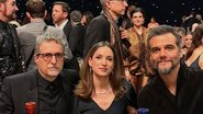 O diretor Kleber Mendonça Filho ao lado de Wagner Moura e a produtora Emilie Lesclaux, na cerimônia do Critics Choice Awards - Reprodução Instagram