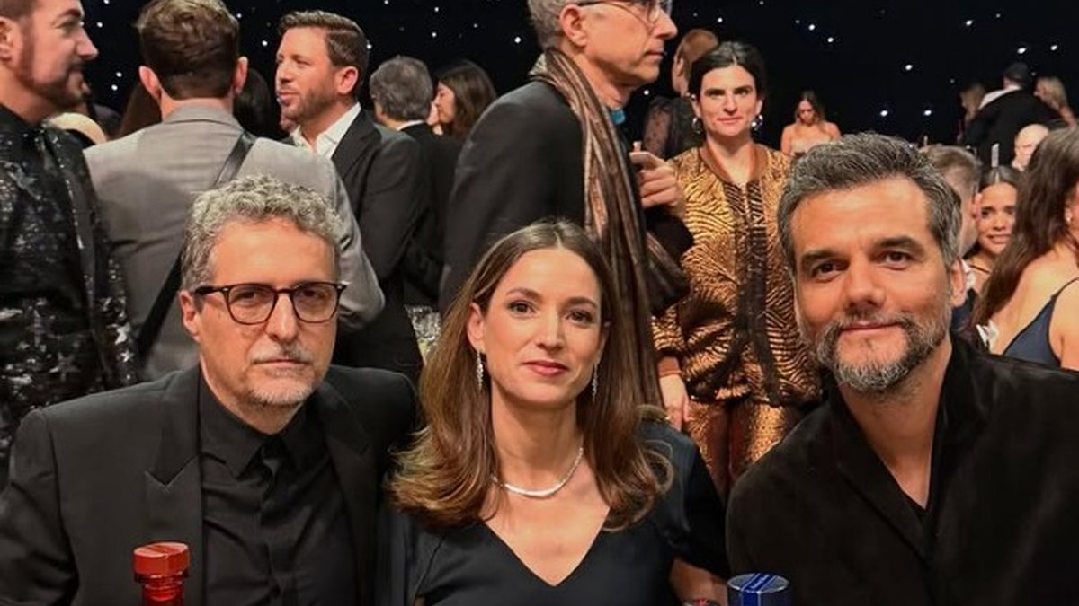 O diretor Kleber Mendonça Filho ao lado de Wagner Moura e a produtora Emilie Lesclaux, na cerimônia do Critics Choice Awards - Reprodução Instagram