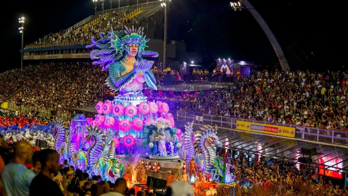 O samba-enredo, eixo central de cada apresentação, volta a assumir papel decisivo ao conduzir o ritmo do desfile e traduzir - Foto: Agência Brasil | Paulo Pinto