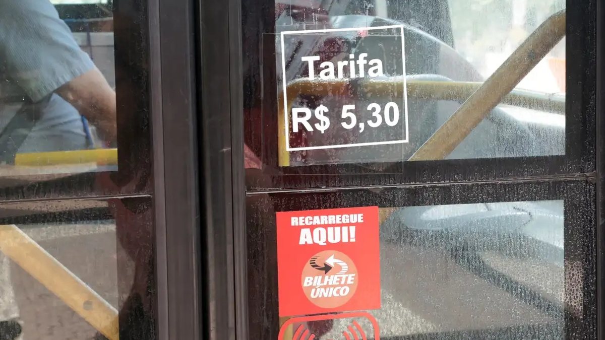 Na capital, o aumento na tarifa dos ônibus municipais é de R$ 0,30, para R$ 5,30 - Paulo Pinto/Agência Brasil