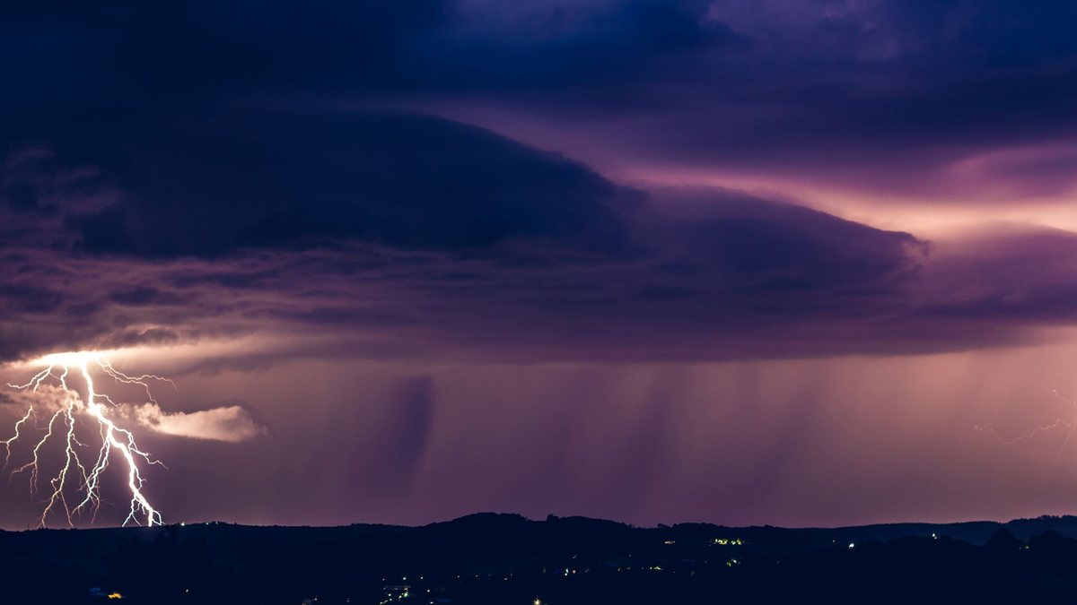 Inmet emite alerta laranja para riscos de tempestades na maior parte de SP, RJ e DF; regiões de outros Estados também devem ser afetadas - Envato