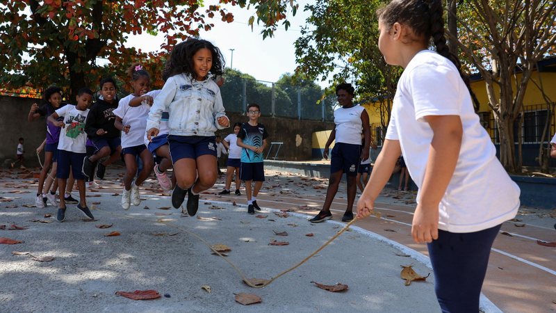 Pesquisa recente mostrou que 83% dos estudantes brasileiros têm prestado mais atenção às aulas depois da proibição do uso de celulares - Tomaz Silva/Agência Brasil