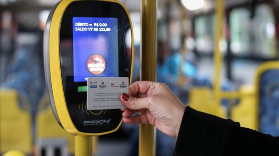 Gratuidade no transporte público é assegurada por lei federal aos idosos 65+ - Tiago Queiroz/Estadão Conteúdo