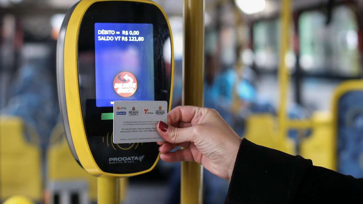 Gratuidade no transporte público é assegurada por lei federal aos idosos 65+ - Tiago Queiroz/Estadão Conteúdo