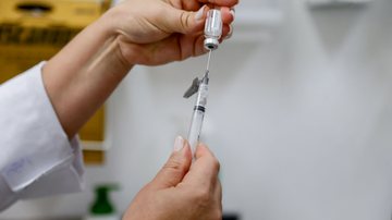 Avaliação vem após suspensão preventiva da vacinação devido a eventos adversos associados ao imunizante - Paulo Pinto/Agência Brasil