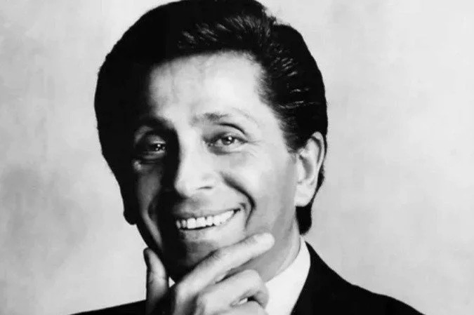 O estilista italiano Valentino criou a marca que leva seu nome em 1962 e foi considerado um dos maiores nomes da alta-costura do século 20 - Reprodução / Instagram @fondazionevggg