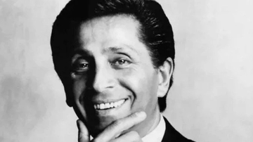 O estilista italiano Valentino criou a marca que leva seu nome em 1962 e foi considerado um dos maiores nomes da alta-costura do século 20 - Reprodução / Instagram @fondazionevggg