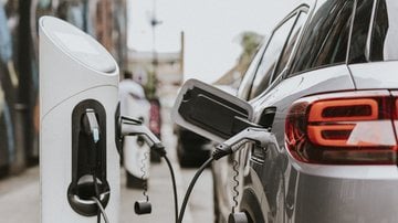 Ponto de recarga de veículos elétricos, cuja procura é crescente no Brasil - Envato