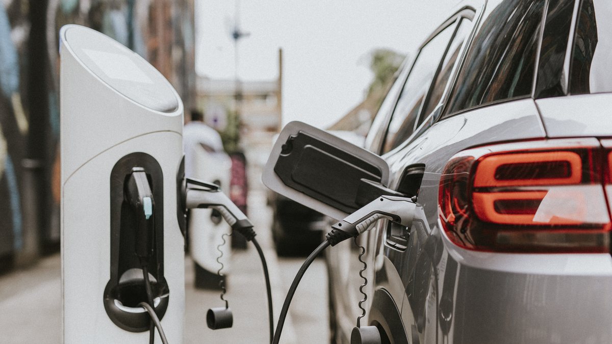 Ponto de recarga de veículos elétricos, cuja procura é crescente no Brasil - Envato