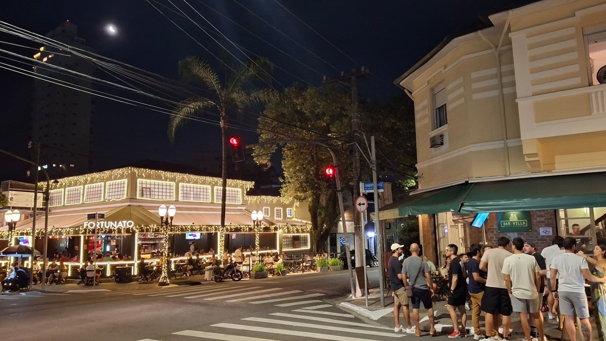 A esquina das ruas Joaquim Távora e Áurea, as mais importantes da cena gastronômica da Vila Mariana, em São Paulo - Thiago Lasco