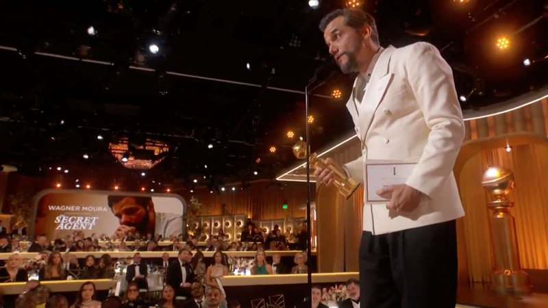 Wagner Moura durante a premiação; em comemoração, a rede Cinesystem fornece ingressos gratuitos para todos os Wagners e Kleber assistirem ao filme - Fotos Públicas