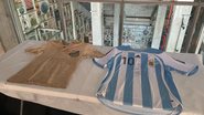 Camisa do Santos (esq.) foi usada por Pelé na final da Taça Brasil de 1961; a da Argentina foi autografada por Maradona - Museu do Futebol/Divulgação