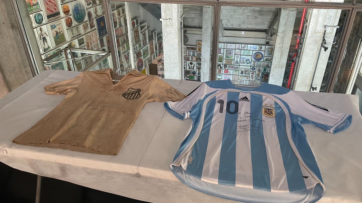 Camisa do Santos (esq.) foi usada por Pelé na final da Taça Brasil de 1961; a da Argentina foi autografada por Maradona - Museu do Futebol/Divulgação