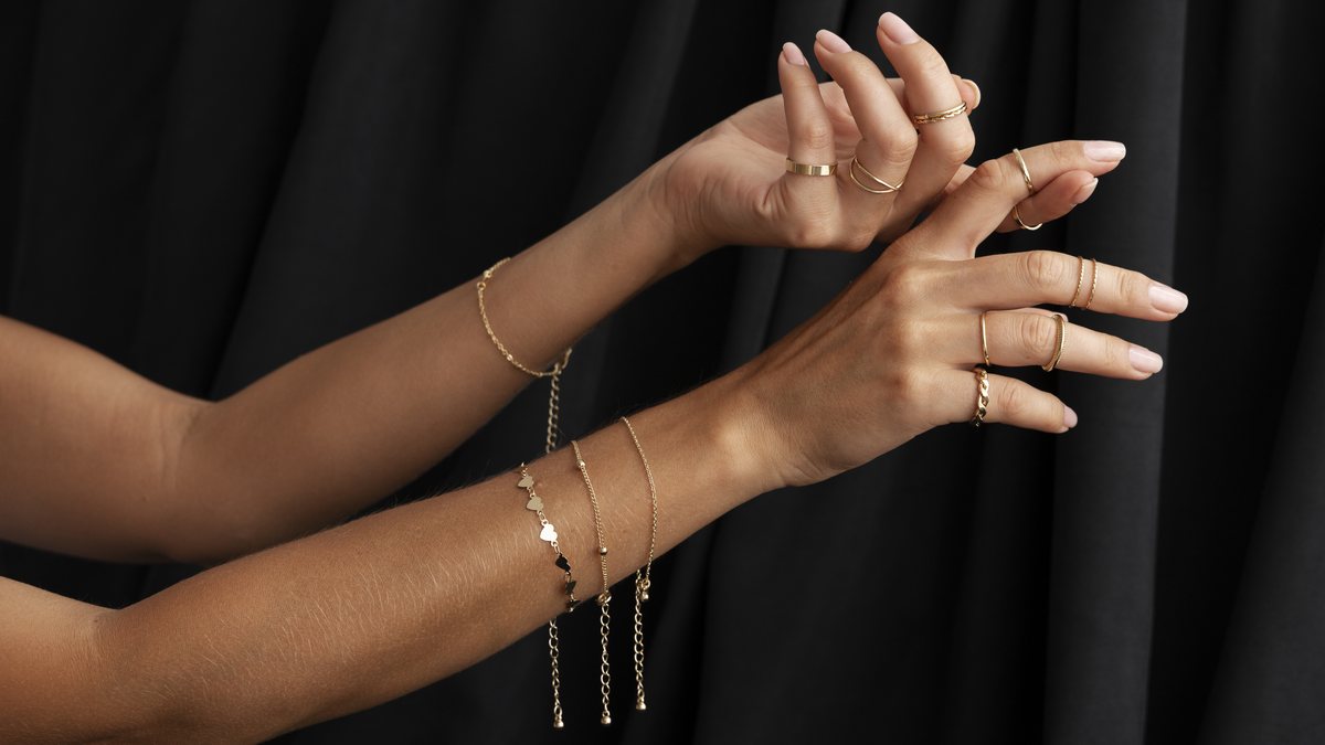 Evitar contato com água do mar ou piscina e com cosméticos são alguns dos cuidados - Freepik