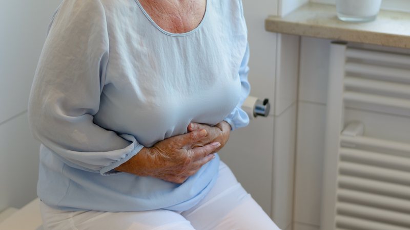 Diverticulite é uma inflamação que surge em pequenas bolsas na parede do intestino grosso - Adobe Stock