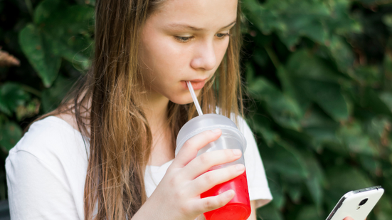 Bebidas açucaradas aumentam risco de ansiedade em adolescentes, diz estudo