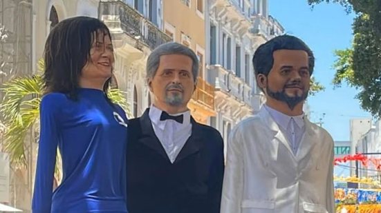 Kleber Mendonça Filho e Wagner Moura viram bonecos no carnaval de Olinda - Reprodução/Instagram via @kleber_mendonca_filho