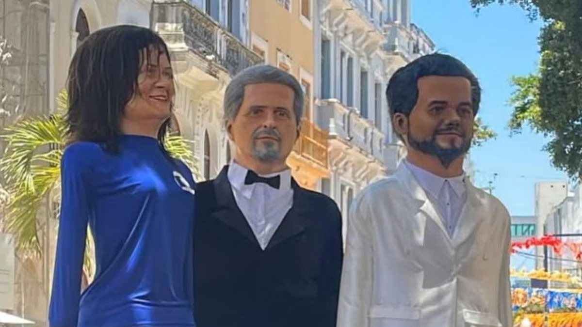 Kleber Mendonça Filho e Wagner Moura viram bonecos no carnaval de Olinda - Reprodução/Instagram via @kleber_mendonca_filho