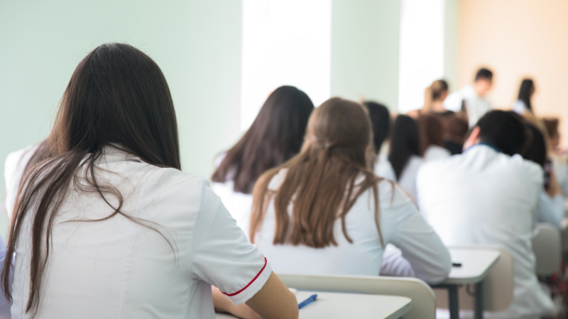 Entidade atribuiu situação à abertura indiscriminada de escolas médicas no Brasil - Envato