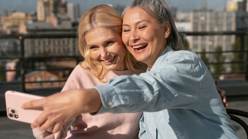 Tendência chamada de comfort nostalgia vem ganhando espaço entre diferentes faixas etárias - Freepik