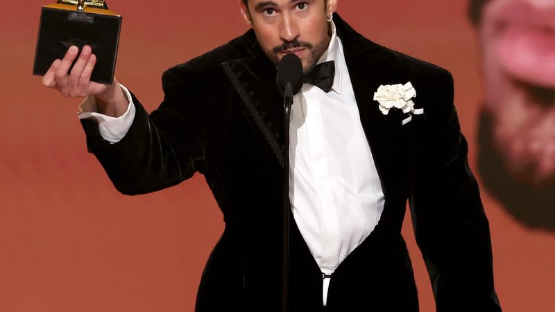 O músico porto-riquenho Bad Bunny, vencedor do Álbum do Ano do Grammy Awards 2026, com 'Debí Tirar Más Fotos' - Reprodução/Instagram via @Grammys