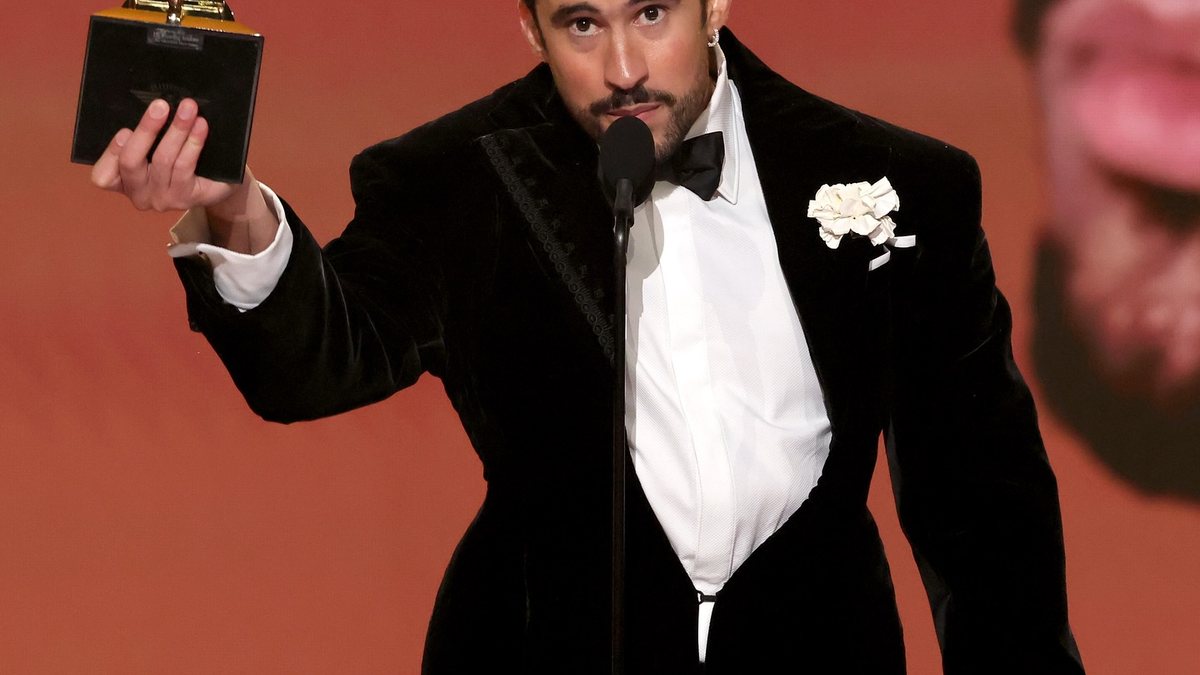 O músico porto-riquenho Bad Bunny, vencedor do Álbum do Ano do Grammy Awards 2026, com 'Debí Tirar Más Fotos' - Reprodução/Instagram via @Grammys