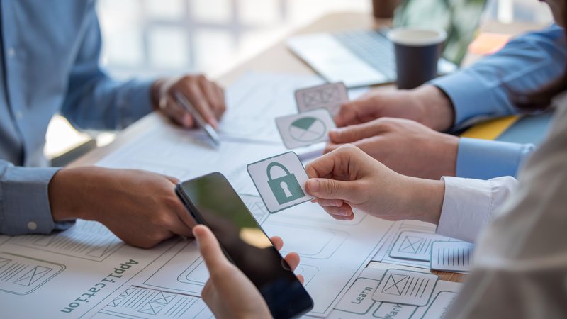 Bancos continuam responsáveis por verificar a identidade dos clientes e a autenticidade das informações - Envato