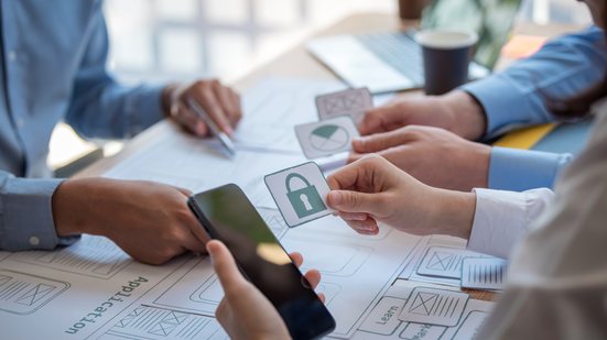 Bancos continuam responsáveis por verificar a identidade dos clientes e a autenticidade das informações - Envato