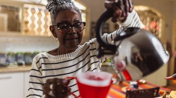 A cafeína pode ser tanto uma aliada quanto uma vilã durante a ressaca - Adobe Stock