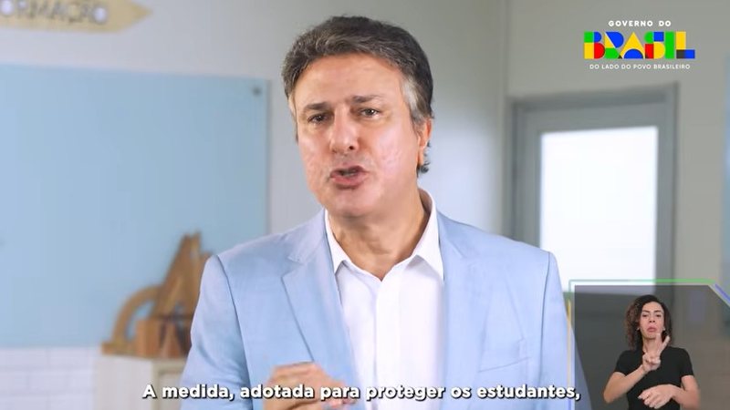 O ministro da Educação, Camilo Santana, fez pronunciamento em rede nacional na noite de domingo (8/02) - Reprodução Youtube