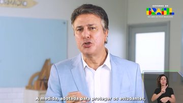 O ministro da Educação, Camilo Santana, fez pronunciamento em rede nacional na noite de domingo (8/02) - Reprodução Youtube