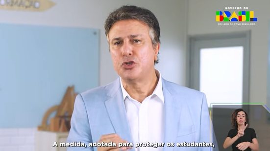 O ministro da Educação, Camilo Santana, fez pronunciamento em rede nacional na noite de domingo (8/02) - Reprodução Youtube