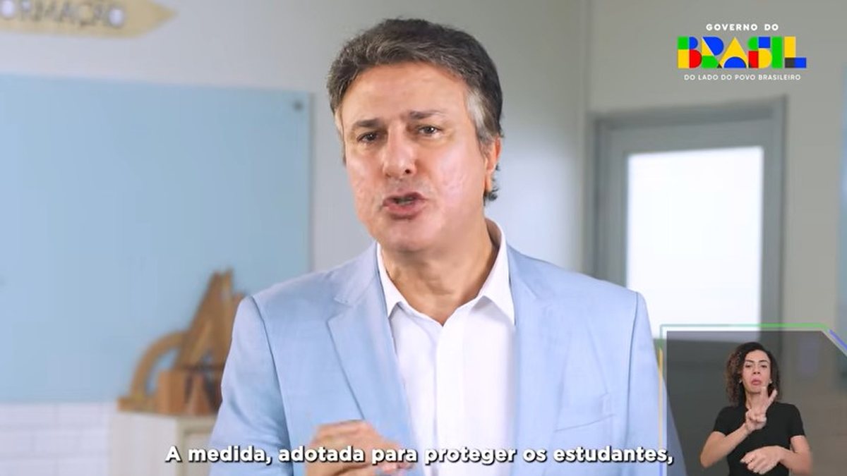 O ministro da Educação, Camilo Santana, fez pronunciamento em rede nacional na noite de domingo (8/02) - Reprodução Youtube