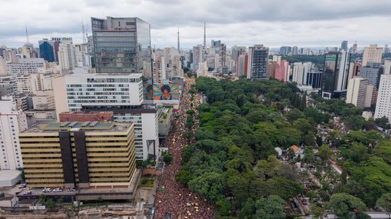 Superlotação de foliões provocada pela realização de dois blocos de pré-Carnaval nos arredores da Rua da Consolação, em São Paulo, provocou cenas de tumulto - Acadêmicos do Baixo Augusta/Divulgação