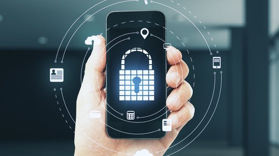 "Modo rua" dos aplicativos bancários, bloqueio remoto e pastas seguras são algumas das estratégias para proteger os dados do celular - Envato