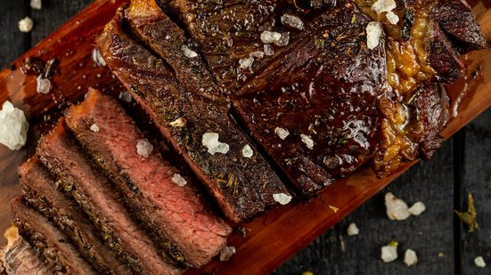 Igreja não proíbe aos católicos o consumo de carne, apenas recomenda evitar em dois dias - Banco de Imagens / Freepik