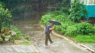 Evitar locais alagados e usar calçados adequados são algumas das recomendações - Adobe Stock