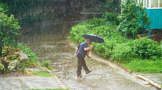 Evitar locais alagados e usar calçados adequados são algumas das recomendações - Adobe Stock