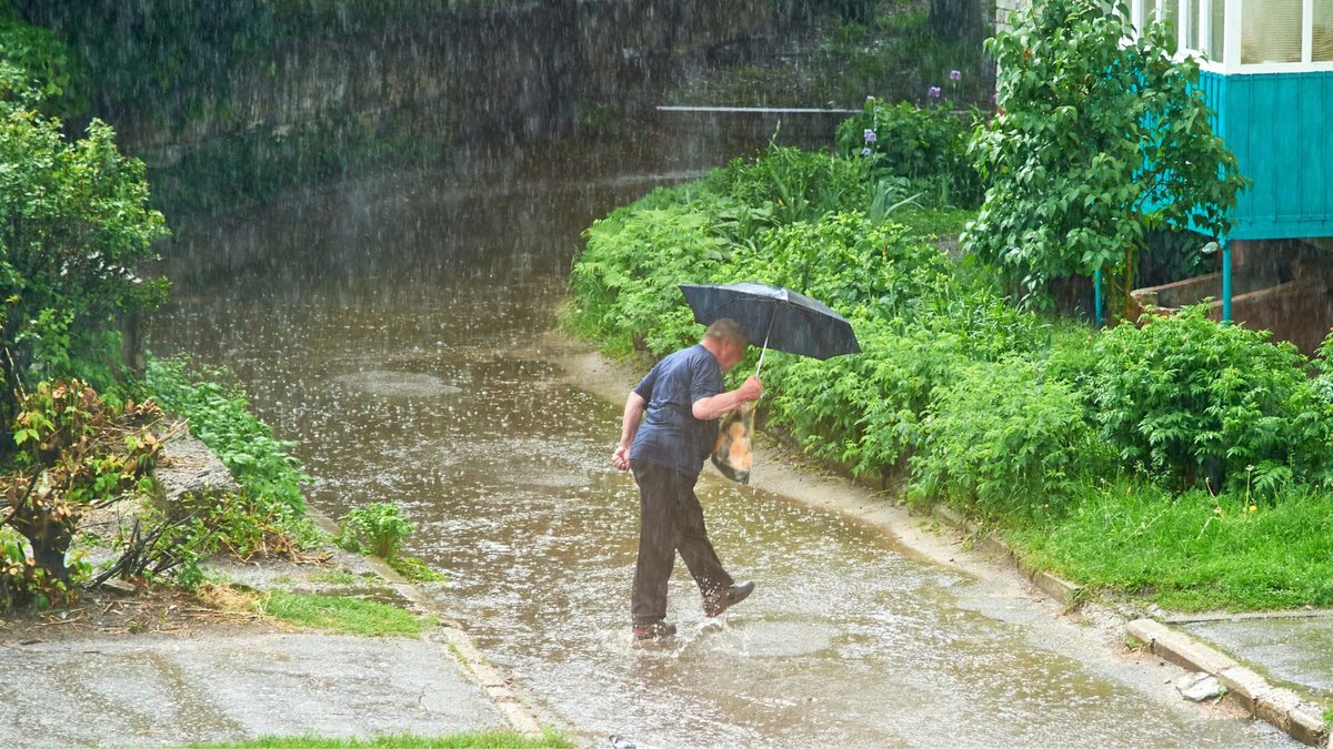 Evitar locais alagados e usar calçados adequados são algumas das recomendações - Adobe Stock