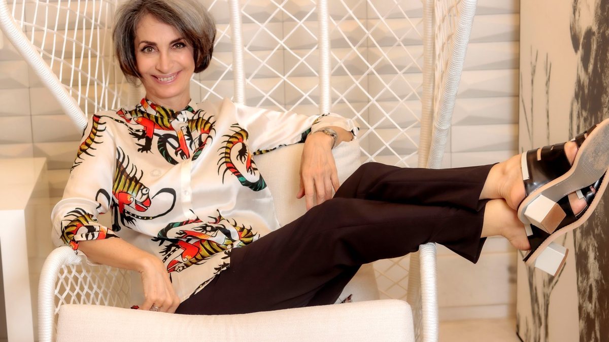 Para a estilista, envelhecer com elegância é possível, mas sem competição com imagem da juventude - Divulgação