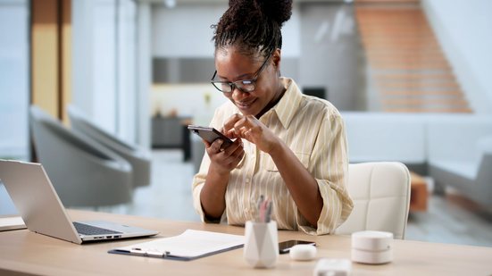 No caso dos trabalhadores CLT, o crédito consignado funciona por meio do desconto das parcelas diretamente na folha de pagamento - Adobe Stock