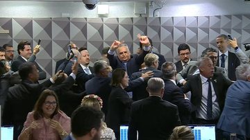 A sessão, que registrou 7 votos contrários aos requerimentos, terminou em confusão generalizada - Reprodução/TV Senado